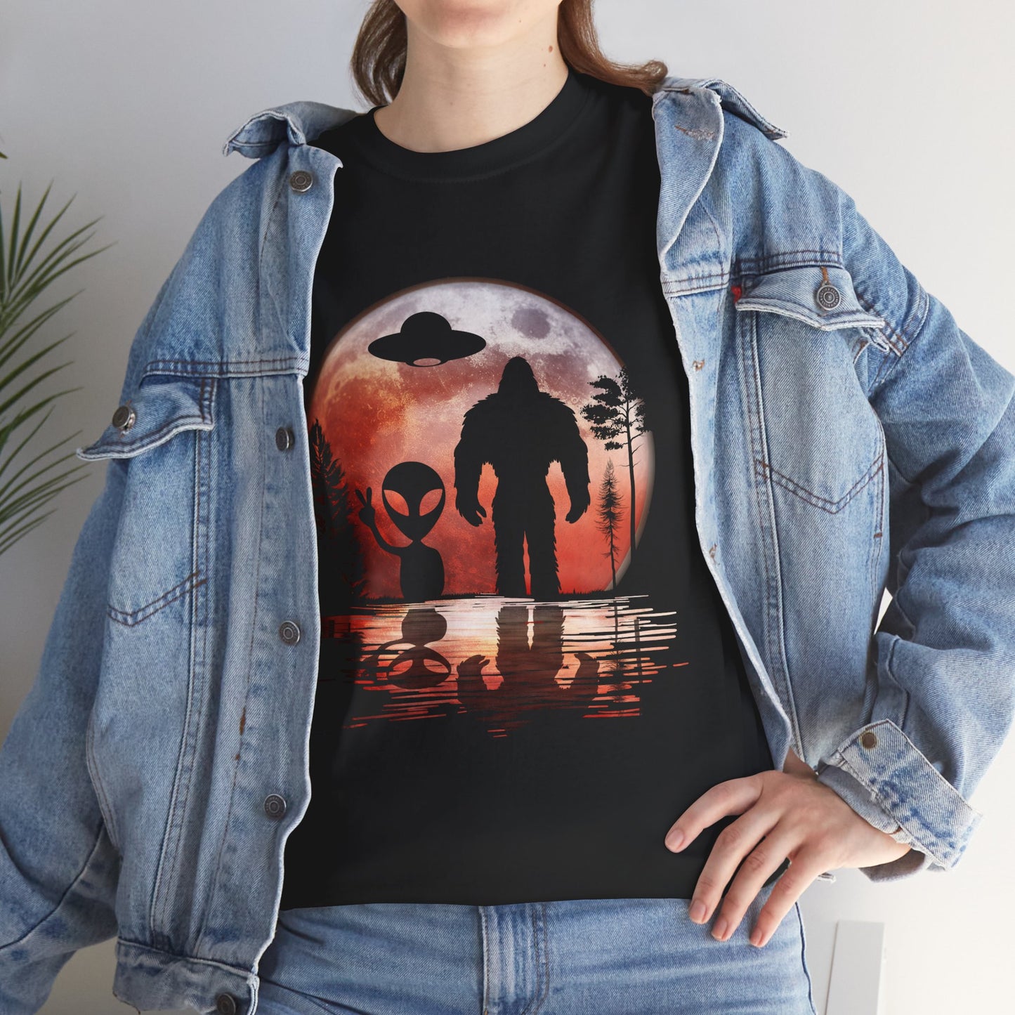 Bigfoot Alien T-Shirt, Sasquatch Bigfoot Lovers Gifts, Bigfoot Alien Space Women Men Shirt