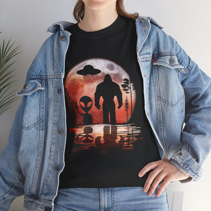 Bigfoot Alien T-Shirt, Sasquatch Bigfoot Lovers Gifts, Bigfoot Alien Space Women Men Shirt
